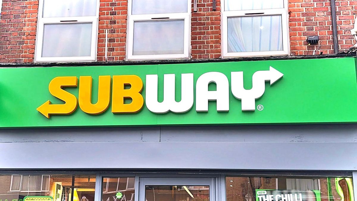 Subway shop front with an illuminated fascia sign made by Select Print